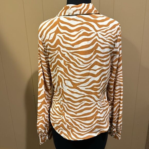 Sanctuary caramel/white tiger stripe ruched button down shirt. NWT. Size small - Picture 5 of 7